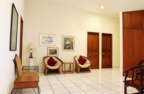 Lebak Bulus Hotel | Super OYO 123 Puri Lotus