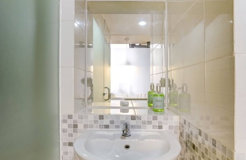 Waru Hotel | Super OYO Collection O 30 Amega Crown Sub