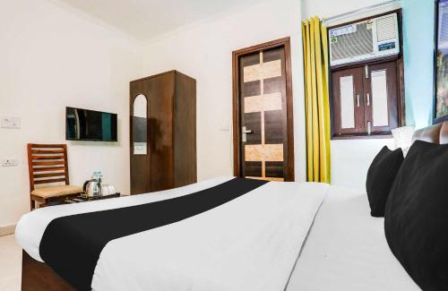 Sainik Farm Hotel | Super OYO Townhouse Anmol Residency