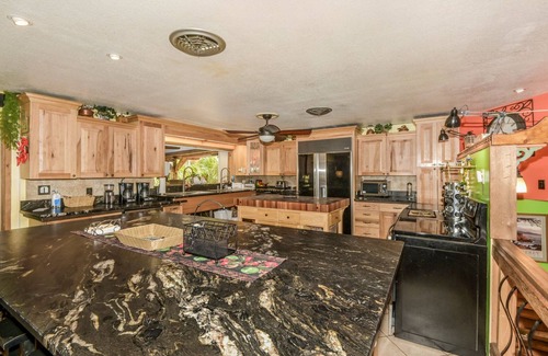 Dunnellon House | SUPER SIZED 3 STORY RIVERFRONT LODGE WITH UNIQUE VIBES. EVERYTHING INCLUDED!