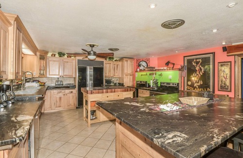 Dunnellon House | SUPER SIZED 3 STORY RIVERFRONT LODGE WITH UNIQUE VIBES. EVERYTHING INCLUDED!