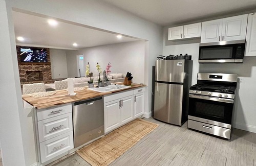 Shreveport House | Super Spacious 3 Bedroom House, w/2 Living Rooms and Close to Everything