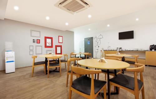 Begumpet Hotel | Super Townhouse THE CINCO HOTEL NEAR ESI HOSPITAL (SR NAGAR)