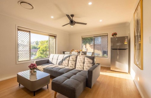 Macgregor House | Super Value 4BR House near Westfield Shops and Parks