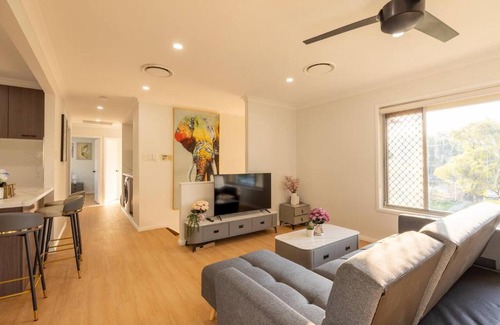 Macgregor House | Super Value 4BR House near Westfield Shops and Parks