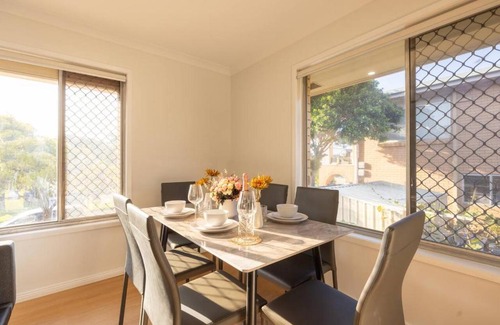 Macgregor House | Super Value 4BR House near Westfield Shops and Parks