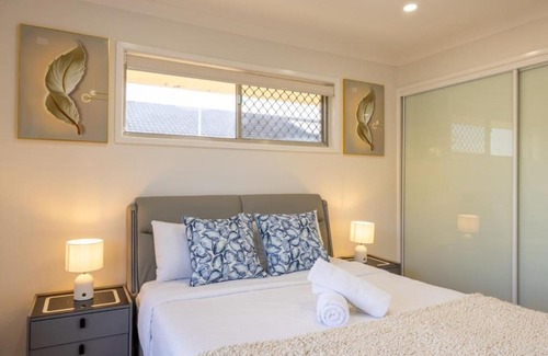 Macgregor House | Super Value 4BR House near Westfield Shops and Parks