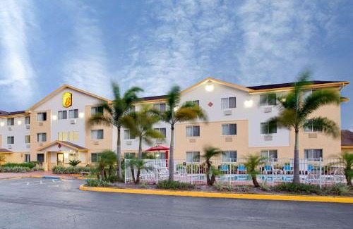 Clearwater Hotel | Super8 by Wyndham NEARBY Clearwater St Petersburg International Airport