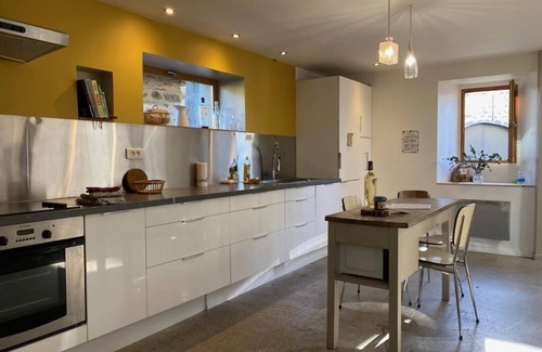 Issor Bed & Breakfast | Superb contemporary gîte at the foot of the mountains, fireplace, wifi, barbecue