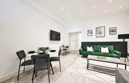 Ealing Apartment | Superb Ealing Broadway Apartment- Steps to Tube & City Attractions