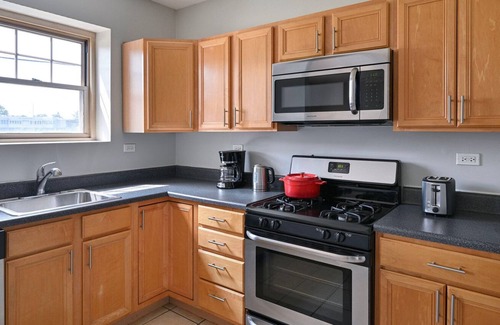 Evanston Apartment | Superb Evanston 1BR w/Courtyard & W/D, nr Beach, by Blueground