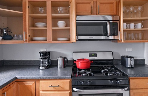 Evanston Apartment | Superb Evanston 1BR w/Courtyard & W/D, nr Beach, by Blueground