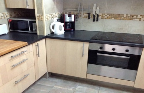Alpouvar Apartment | Superb g/floor apart. With aircon, SKY TV, full Package inc SKYsports & films