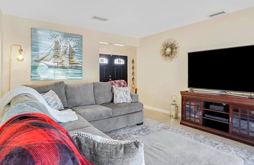 Bay Crest Park House | Superb home near the bay with private pool, grill and firepit - near boat ramps
