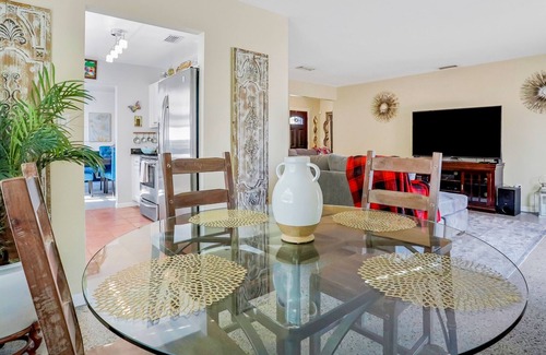Bay Crest Park House | Superb home near the bay with private pool, grill and firepit - near boat ramps