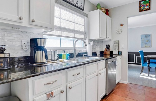 Bay Crest Park House | Superb home near the bay with private pool, grill and firepit - near boat ramps