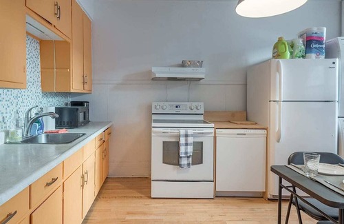 De Lorimier Apartment | Superb Private Bedroom ~In The Heart of Shop Angus