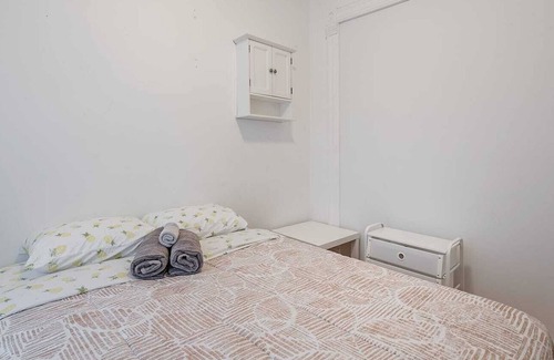 De Lorimier Apartment | Superb Private Bedroom ~In The Heart of Shop Angus
