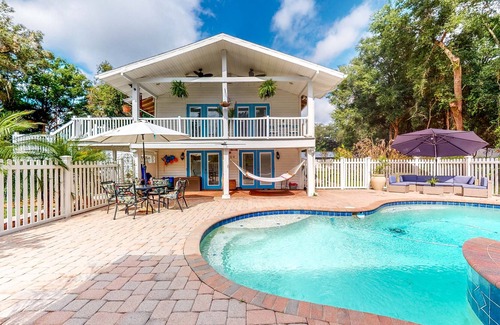 Thonotosassa Apartment | Superb renovated Florida home with pool, kitchen, & balcony