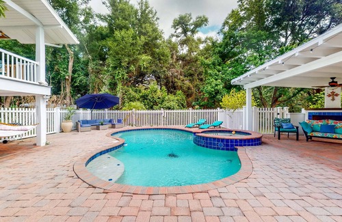 Thonotosassa Apartment | Superb renovated Florida home with pool, kitchen, & balcony