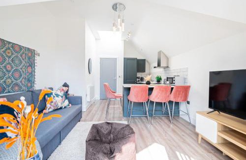 Acton Apartment | Superb Top Floor 1-Bedroom Flat With Charming Two Balconies
