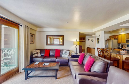 Steamboat Springs Condo | Superb & upscale slopeside condo w/panoramic view & shared hot tubs/pool