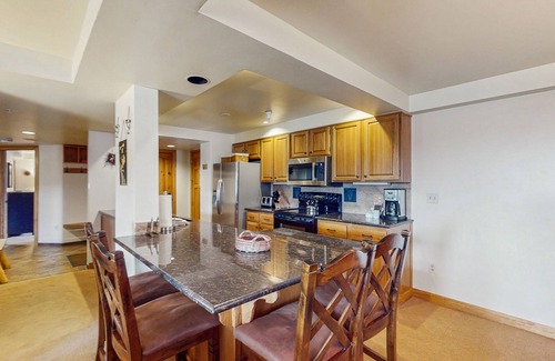 Steamboat Springs Condo | Superb & upscale slopeside condo w/panoramic view & shared hot tubs/pool