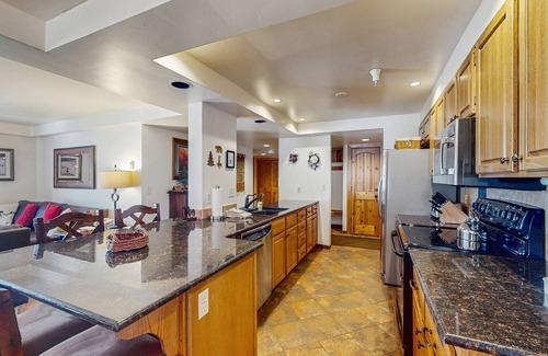 Steamboat Springs Condo | Superb & upscale slopeside condo w/panoramic view & shared hot tubs/pool