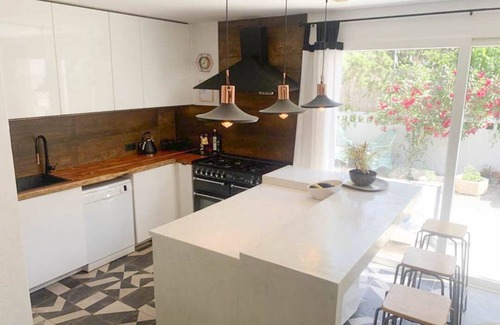 San Antonio Bay Villa | Superb villa within walking distance to the beach