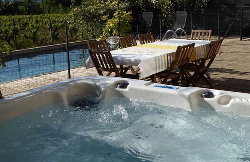 Bagnols-sur-Ceze House | Superbe mas Avec Piscine en Pierre au Milieu des Vignes Dans Domaine Viticole