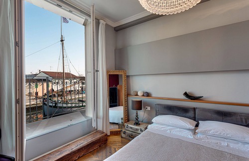 Cesenatico Bed & Breakfast | Superior room with balcony overlooking the canal port of Cesenatico