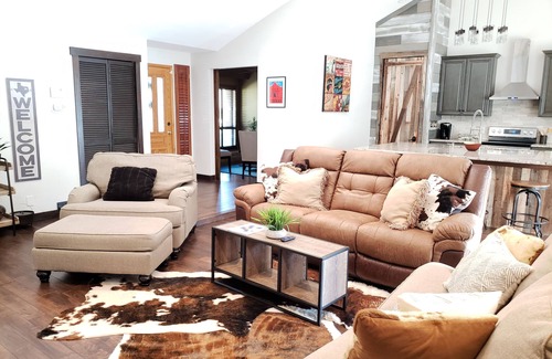 Woods of Shavano House | Superiorly located, beautiful spacious house: 4bed/2 bath, private yard, garage