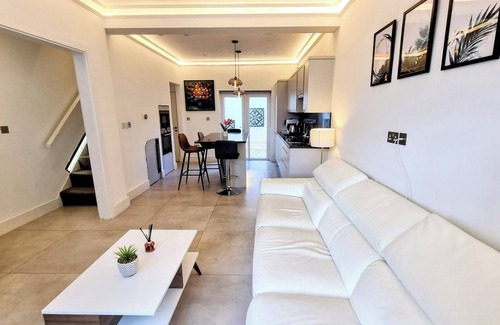 Berrylands Apartment | Surbiton Luxury Garden House 19