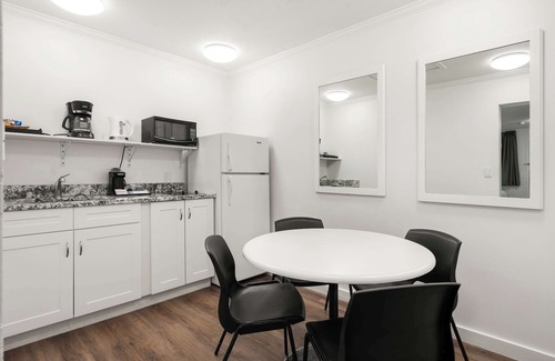 Rossland Hotel | SureStay Hotel by Best Western Rossland Red Mountain