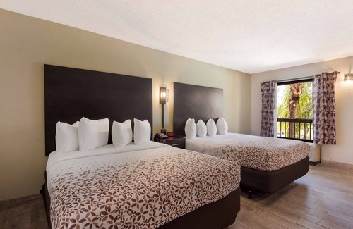 Feather Sound Hotel | SureStay Hotel by Best Western St. Pete Clearwater Airport