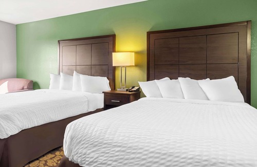 Bettendorf Hotel | SureStay Plus Hotel by Best Western Bettendorf