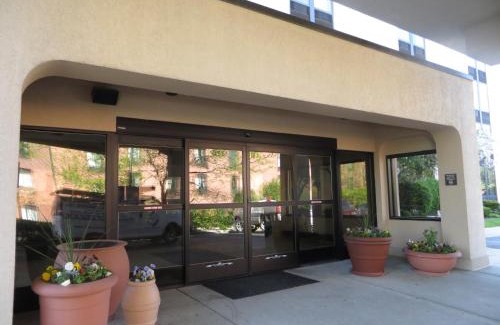 Highland Hills Hotel | SureStay Plus Hotel by Best Western Chicago Lombard