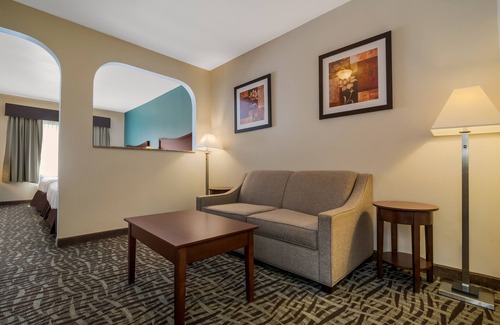 Topeka Hotel | SureStay Plus Hotel by Best Western Topeka Northwest