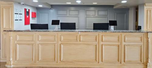 Victoria Hotel | SureStay Studio by Best Western Victoria