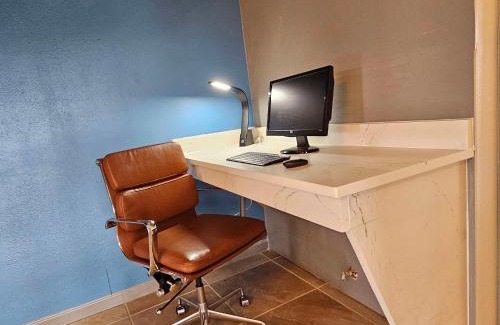 Victoria Hotel | SureStay Studio by Best Western Victoria