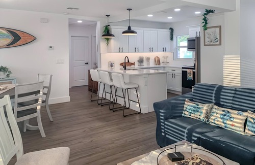 Tropic House | Surf Chic 3br, Firepit, Boating, Fishing, Beaches