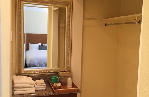 Cow Hollow Hotel | Surf Motel