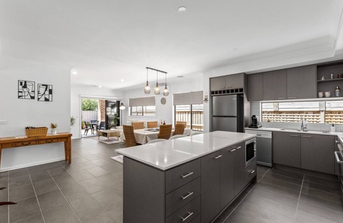 Armstrong Creek House | Surfcoast Getaway- Pet friendly, Sleeping 8, Golf, Beaches, Town