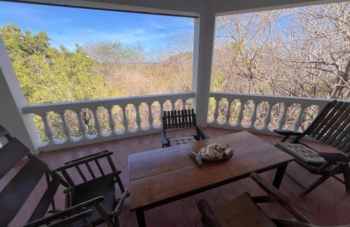 Tamarindo House | Surfers bungalow 5 min walk to the beach