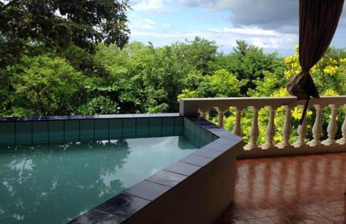 Tamarindo House | Surfers bungalow 5 min walk to the beach