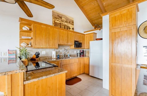 Kahaluu Bay Villa | Surfside Suite at Seaspray Ocean View