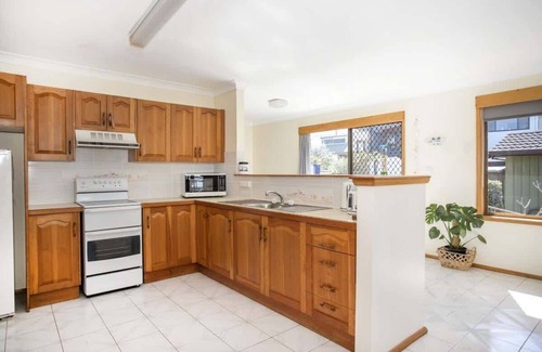 Kioloa House | Surfside Summary: Abs