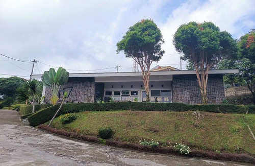 Cisarua Villa | Surga Family House