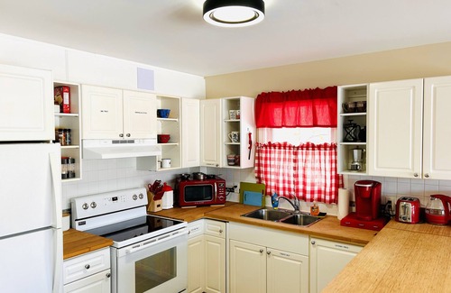 Leeds and the Thousand Islands House | Suriz Cottage