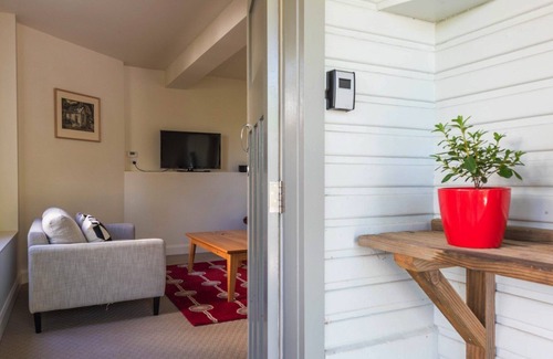 East Launceston Apartment | Surrounded by gorgeous gardens
